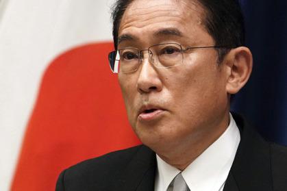 日本首相岸田文雄最快25日公布新減稅政策的重點方向，目標降低半導體和電池等產業的生產成本，加強企業供應關鍵物品的能力。（美聯社）