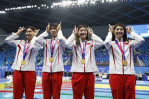 杭州第19屆亞運會女子4x100米自由泳接力決賽，中國組合楊浚瑄(左起)、程玉潔、吳卿風、張雨霏以3分33秒96的成績獲得冠軍。(中新社)
