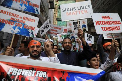 加國錫克教領袖遇害案引發的外交風波持續，圖為巴基斯坦錫克教徒高喊口號譴責事件。（路透）