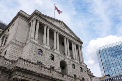 為仔細研究數量龐大的產業回饋，英格決定將最新的全球金融危機後銀行業改革方案再延後六個月實施，與美國宣布上路的期限2025年7月相同 。圖為位於倫敦的英國央行大樓。 （路透）