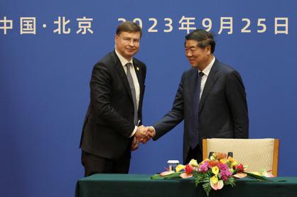 歐盟執委會副主席杜姆布羅夫斯基斯（左）昨與中國國務院副總理何立峰（右）共同主持中歐經貿高層對話。（路透）