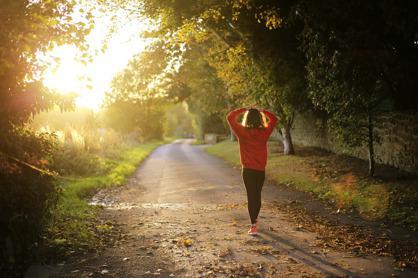 走路是最好的運動方式之一，它的好處多多，不僅可以增強肌肉、改善睡眠，有益於心臟，還能改善血液循環並降低血壓，而且走路是低衝擊的運動。Image by Pexels from Pixabay