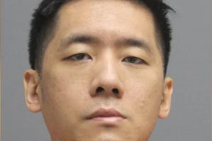 維州35歲華男發帖威脅後，攜刀槍進教會被捕。(Prince William County警方提供)