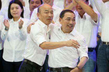 國民黨先前全代會，侯友宜（右）與韓國瑜（左）擁抱。（本報資料照片）