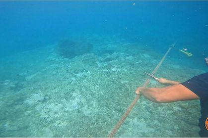 菲律賓海岸防衛隊公布照片，顯示隊員正在裁斷連繫黃岩島海上浮動屏障的繩索，聲稱該障礙物阻擋菲國漁民進入傳統漁場。（Getty Images）