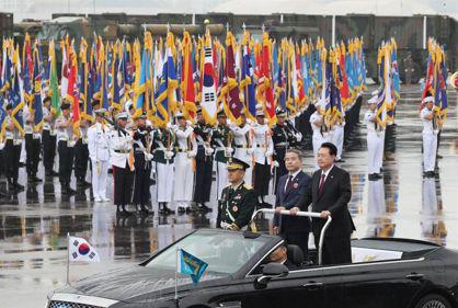 尹錫悅（前右）26日在南韓首爾機場視察國軍日紀念活動。（韓聯社）