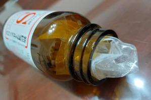 裝在藥瓶裡的塑膠紙團，事實上是防止藥品碎裂的填充材。示意圖。（讀者提供）