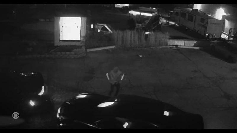 竊賊第二次看上Ivy Stryker的車時，竟然偷了另一台車從後面「推」。（取自...