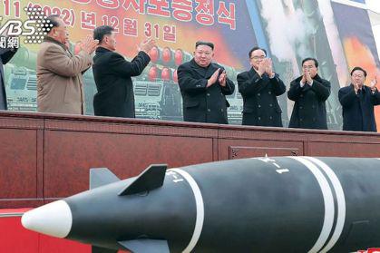 北韓傳修改憲法，領導人金正恩（左四）宣布將加快核武現代化。（美聯社）