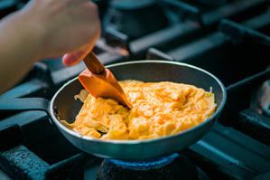 講究吃的人之間有個爭論不休的話題：完美炒蛋要加水，還是牛奶。(Getty Images)