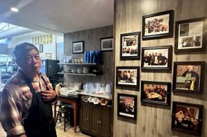 何繼彤回憶店面歷史，稱自己退休後最不捨的就是與華埠社區的感情。（記者李怡/攝影）