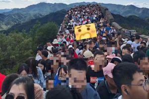 9月30日，有旅客在長城旅遊時表示，爬長城一點都不累，因為「三分鐘只要走兩步」。（圖／取自浙江新聞）