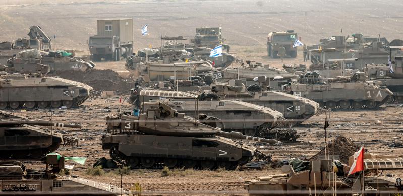 以色列戰車和裝甲部隊23日在接近加薩某處集結，準備展開地面行動。（歐新社）