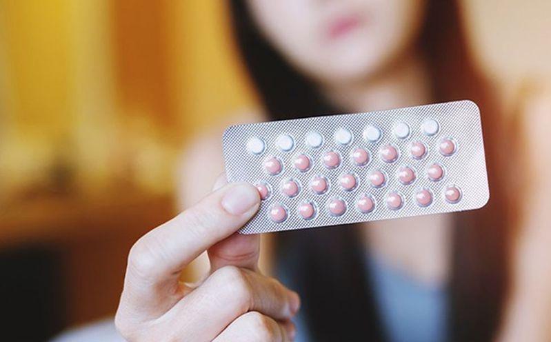 女性服用避孕藥可能會有水腫、頭痛、腸胃不適、乳房腫脹、情緒低落等副作用，建議向醫師諮詢，切勿擅自停藥。（取材自Ingimage）