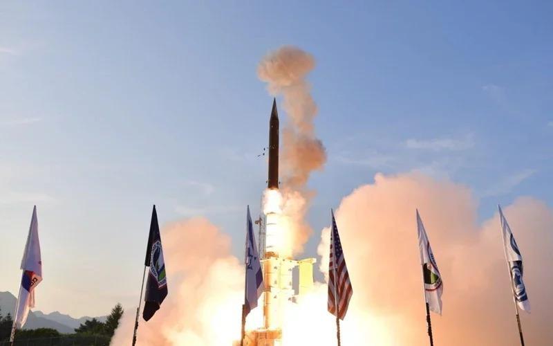 以色列上周使用「飛箭」（Arrow）防空系統在地球大氣層外擊落一枚彈道飛彈，被認為是人類有史以來第一次在太空中發生的戰鬥。（翻攝自以色列國防部臉書）
