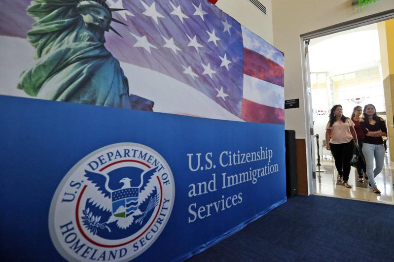 美國移民局正在就如何阻止申請人獲得投機性H-1B就業批准。(美聯社)