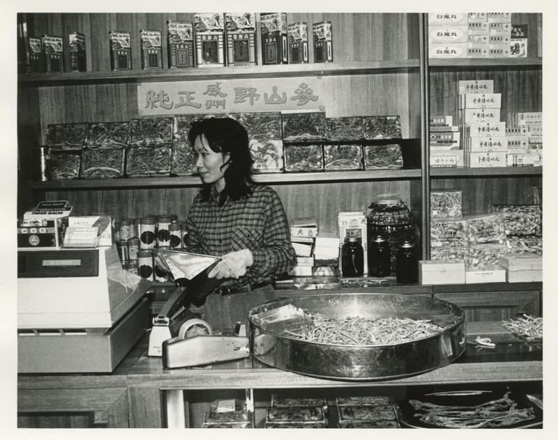 紐約歷史學會推出特展「婦女的工作」，圖為女工正在華埠人參店工作的歷史照片。(紐約...
