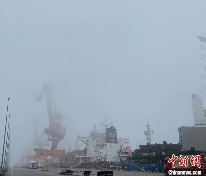 上海大雾 长江口近30艘国际航船出入境受阻