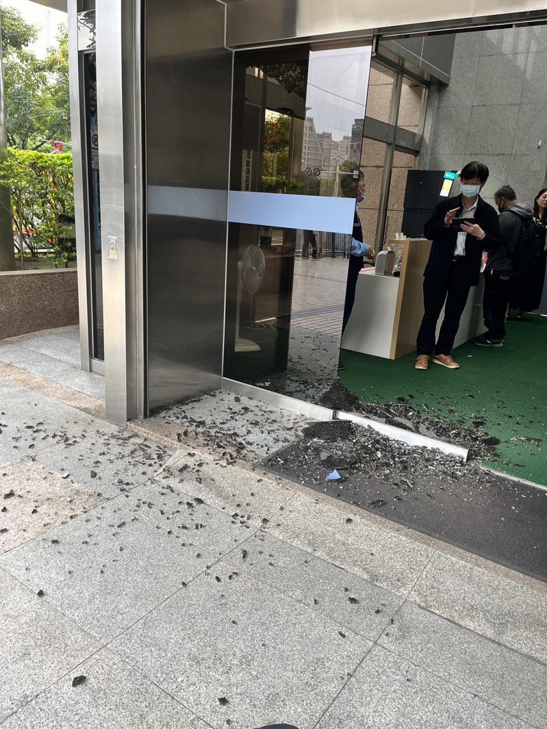 Someone fired several rounds from an air gun, causing the glass to shatter. Reporter Liao Bingqi/Reprinted photo