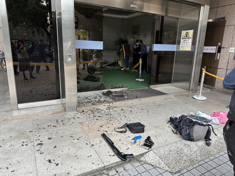 A man named Zhang was dissatisfied with the waste of money by the government and the digital department.  He shot three times at the door of the digital department this morning.Reporter Liao Bingqi/Reprinted photo
