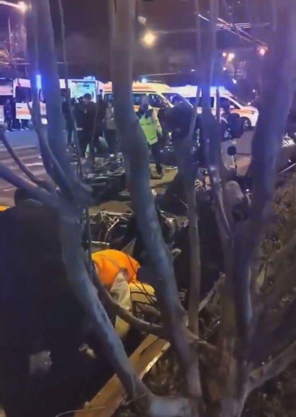 A serious car accident was reported in Beijing's Dongcheng district.  More than 10 vehicles collided, leaving several people injured.  (X Platform Video Screenshot)