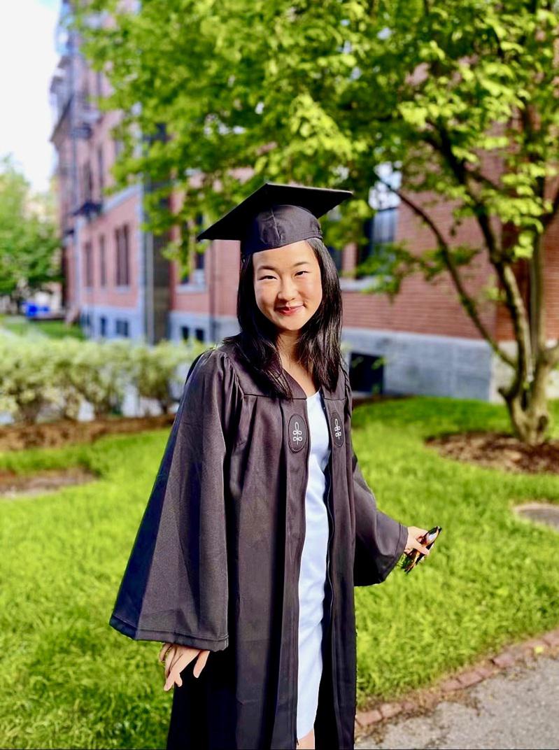 2020 年 5 月潘思瑋獲得優異成績參加哈佛大學畢業典禮。（受訪者提供）