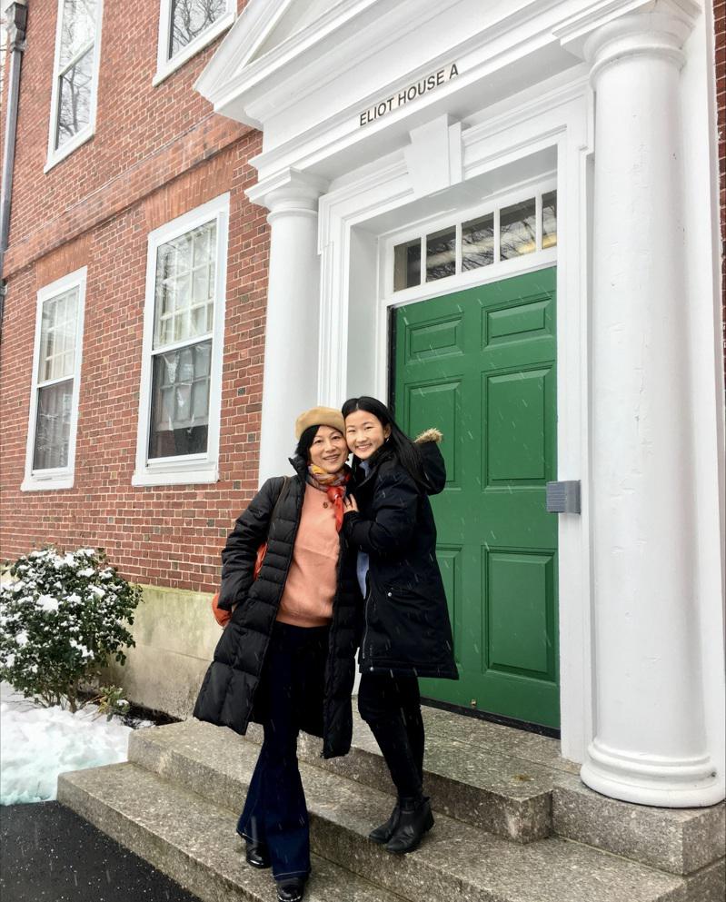 2019 年 3 月潘思瑋和母親徐曉明參加哈佛大三學生家長周末活動在宿舍前留影。...