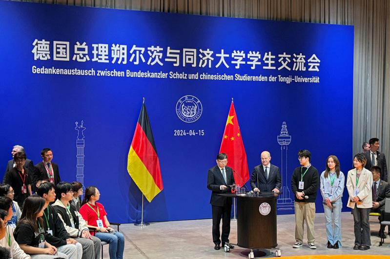 德國總理蕭茲（右四）15日在上海同濟大學進行交流時稱，中國汽車總有一天會輸入德國和歐洲，唯一必須明確的是，競爭必須公平。（路透）