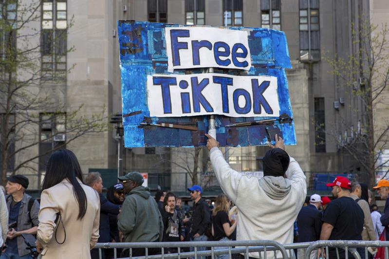 国会即将通过封禁TikTok法案。一名男子上周在纽约市庭审川普的法院外，举牌「释放TikTok」，试图引起注意。(美联社)