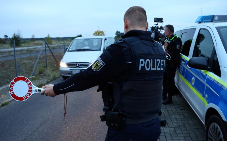 德國檢警近日查緝人口走私集團，發現上百名中國人非法購買德國居留證。圖為德國警方在邊境執法。(路透資料照片)
